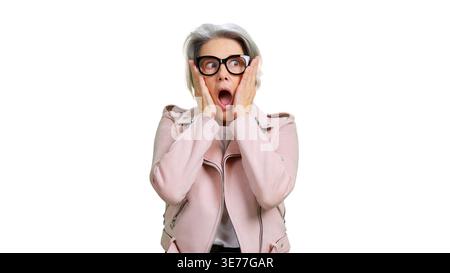 Donna anziana che reagisce con un concetto di sorpresa e shock Foto Stock