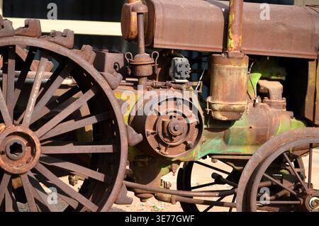 Rusty Antique Steel-Wheel Tractor dei primi anni del XX secolo Foto Stock