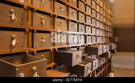 Farmacia cinese tradizionale. Antica farmacia di erbe usa armadietto cassetti in legno. Foto Stock