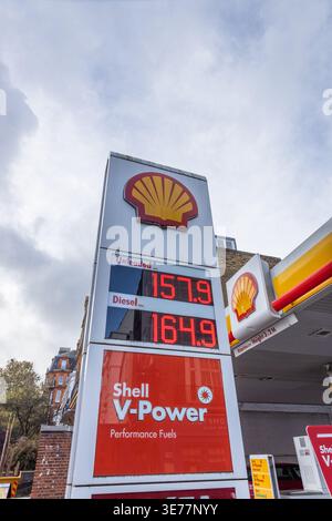 Cartello della stazione di servizio Shell che mostra i prezzi del carburante. Londra, Regno Unito, 28 ottobre 2023 Foto Stock
