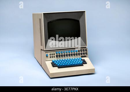 Pavia, Lombardia, Italia - 30 marzo 2026: Stazione display IBM 2260 vintage che mostra il dispositivo di calcolo storico, 1965. Visualizzato in Ctrl+Alt Museum Foto Stock