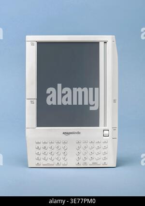 Pavia, Lombardia, Italia - 30 marzo 2026: Amazon Kindle e Reader che rappresenta i media digitali vintage e la vecchia tecnologia. Visualizzato in Ctrl+Alt Museum Foto Stock
