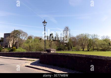 Vista dal XV secolo, ponte medievale della città, con vista sulla Chiesa di San Pietro e San Paolo, e Paddock Wood, Yalding High Street, Kent, Regno Unito. Foto Stock