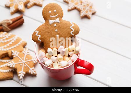 Biscotti al pan di zenzero e tazza di cioccolato con marshmallow Foto Stock