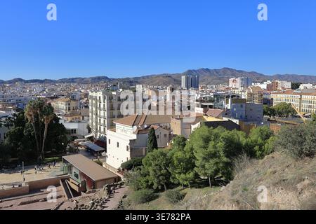 La vista sul centro di Malaga. Malaga è una città portuale costiera sulla Costa del Sol spagnola. Foto Stock