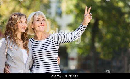 Madre e figlia anziana trascorrono del tempo insieme Foto Stock