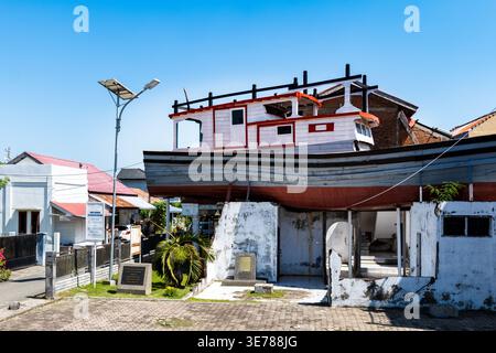 Banda Aceh, Indonesia - 12.26.2024: Monumento Aceh 2004 Tsunami, una nave sul tetto della casa a banda Aceh, Sumatra, Indonesia Foto Stock