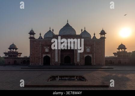 Moschea del Taj Mahal (Masjid) all'alba con il tramonto alle spalle, arenaria rossa e facciata in marmo, Agra, India Foto Stock