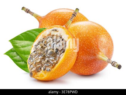 granadilla dolce gialla (Passiflora ligularis) con foglie di granadilla isolate su fondo bianco con sentiero di ritaglio. Immagine di alta qualità con m Foto Stock