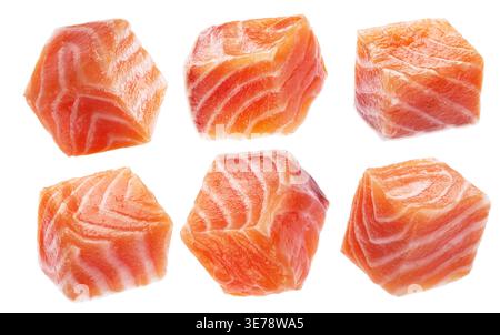 Set di cubetti di salmone, tagli di filetto di pesce rosso crudo su sfondo bianco. Il file contiene percorsi di ritaglio. Foto Stock