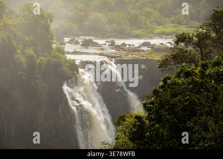 Le imponenti cascate delle cascate dell'Iguazú si tuffano drammaticamente sulle scogliere di basalto nella gola sottostante, avvolta dalla nebbia atmosferica che si innalza dall'impatto Foto Stock
