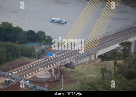 Una vista aerea cattura il Ponte da Integração, costruito di recente, che attraversa il fiume Iguazú tra Foz do Iguazú, Brasile e PU Foto Stock