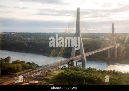 Il Puente de la Amistad (Ponte dell'amicizia), un suggestivo ponte strallato, attraversa il fiume Paraná che collega Foz do Iguazú, Brasile, con Ciudad del Foto Stock
