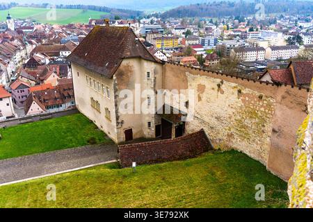 Lo storico castello di Porrentruy presenta mura medievali in pietra e tetti in terracotta che si affacciano sull'affascinante cittadina svizzera e sulle verdi colline del Ju Foto Stock