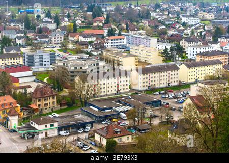 Porrentruy, Svizzera - 23 marzo 2026: La prospettiva elevata cattura i diversi stili architettonici e l'urbanistica della storica città di po Foto Stock