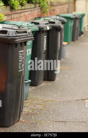 Brighton, Regno Unito. 31 marzo 2026. Bidoni comuni di riciclaggio situati lungo una strada residenziale a Brighton, una città costiera nel sud dell'Inghilterra. Foto Stock
