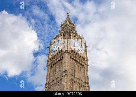 L'iconica Elizabeth Tower e l'orologio del Big Ben a Londra Foto Stock