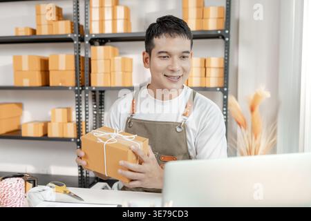 Startup di eCommerce che dimostra un moderno modello di business online, combinando packaging, logistica e strategie di retail digitale per potenziare le piccole imprese Foto Stock