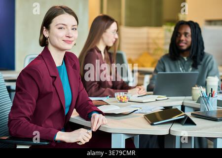 Ritratto di una donna d'affari adulta che conduce una riunione di team diversificata Foto Stock