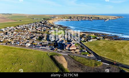 Vista aerea di Thurso lungo l'iconica costa settentrionale 500, dove la costa frastagliata incontra il Mare del Nord Foto Stock