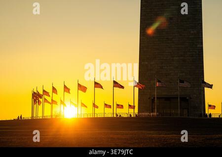 Monumento a Washington e bandiere americane in sagoma all'alba, Washington DC, memoriale patriottico americano nella capitale nazionale retroilluminato al mattino Foto Stock