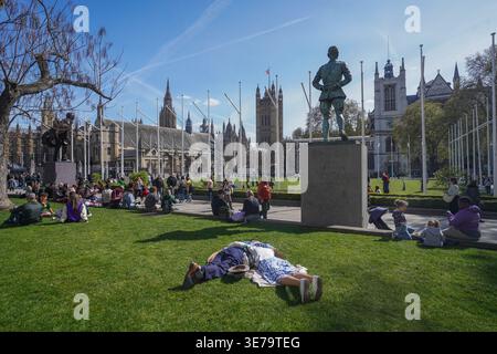10 aprile 2026 Londra Regno Unito. Gente che si gode il sole primaverile in Parliament Square Amer Ghazzal/Alamy Live News Foto Stock