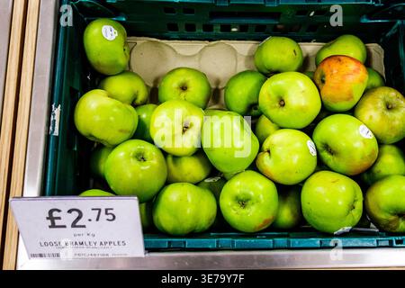 Epsom, Londra Regno Unito, 10 aprile 2026, Selezione di Bramley sano cucinare mele Foto Stock