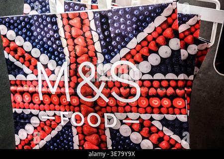 Epsom, Londra, Regno Unito, 10 aprile 2026, Marks and Spencer Reusable Carrier Bag Foto Stock