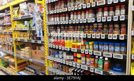 Toronto, ON, Canada - 4 febbraio 2026: File di cereali per la colazione e prodotti secchi sono esposti in un corridoio luminoso del supermercato. Foto Stock