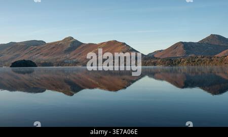 Riflessi di Cat Bells & Maiden Mor dalla riva orientale di Derwentwater, Cumbria, Regno Unito Foto Stock