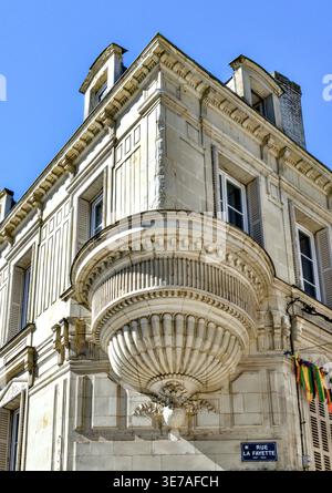 Supporto ornamentale intagliato e scanalato ad angolo tondo su un edificio architettonico classico del centro citta' del XVIII secolo - Chatellerault, Vienne (86), Francia. Foto Stock