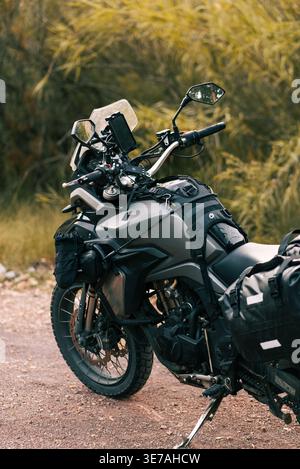 Moto Adventure Touring parcheggiata su un sentiero sterrato pronto per il viaggio Foto Stock