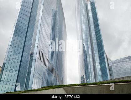 Makati City, Metro Manila, Filippine - 29 novembre 2024: Edifici moderni nel distretto finanziario. Foto Stock