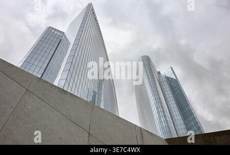 Makati City, Metro Manila, Filippine - 29 novembre 2024: Edifici moderni nel distretto finanziario. Foto Stock