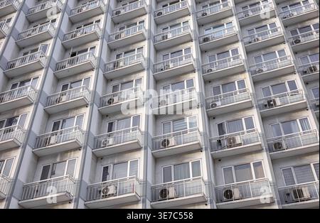 La facciata di un edificio residenziale con balconi. Foto Stock