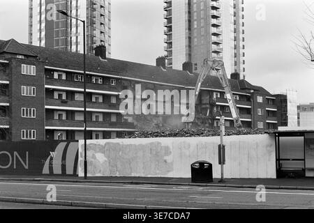 Appartamenti del Consiglio in demolizione, Woodberry Down, London Borough of Hackney, Londra Regno Unito, il 2 marzo 2026 Foto Stock