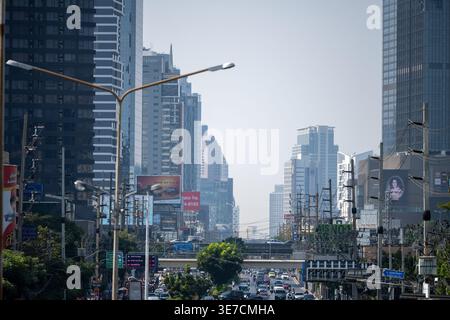 Bangkok Thailandia 16 gennaio 2026. Da una vista sopraelevata vicino al mercato di Khlong Toei è possibile ammirare lo skyline lontano e il traffico pesante su strada. Foto Stock