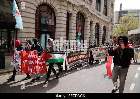 Londra, Regno Unito. 10 aprile 2026. I manifestanti pro-palestinesi si riuniscono fuori da Bush House al King’s College di Londra sullo Strand, dove si sarebbe dovuta tenere la Conferenza di difesa di Londra. Studenti e attivisti tengono striscioni e slogan di canto durante la dimostrazione. La protesta è organizzata da gruppi studenteschi tra cui KCL sta per giustizia. Crediti: Waldemar Sikora / Alamy Live News Foto Stock