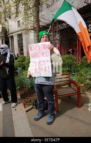 Londra, Regno Unito. 10 aprile 2026. I manifestanti pro-palestinesi si riuniscono fuori da Bush House al King’s College di Londra sullo Strand, dove si sarebbe dovuta tenere la Conferenza di difesa di Londra. Studenti e attivisti tengono striscioni e slogan di canto durante la dimostrazione. La protesta è organizzata da gruppi studenteschi tra cui KCL sta per giustizia. Crediti: Waldemar Sikora / Alamy Live News Foto Stock