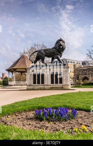 Forbury Gardens durante la primavera con la statua commemorativa della guerra dei leoni di Maiwand nel centro della città di Reading, Berkshire, Inghilterra, Regno Unito Foto Stock