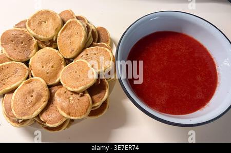 Pila di mini pancake con salsa di fragole Foto Stock