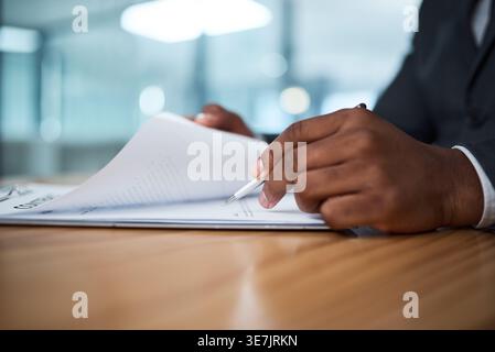 Affari, mani o firma un contratto in ufficio per il contratto di assunzione, la revisione delle informazioni o il reclutamento. Dipendente, conformità o persona con firma Foto Stock