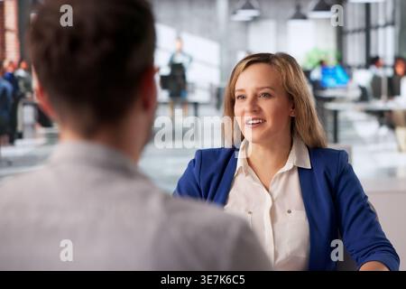 Reclutatore e candidato impegnati in una discussione di carriera durante la sessione di colloquio in ufficio Foto Stock