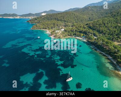 Barca a vela di lusso nelle acque cristalline turchesi, Thasos, Grecia Foto Stock