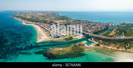 Veduta aerea del canale Nea Poteidaia con motoscafo, Calcidica, Grecia Foto Stock