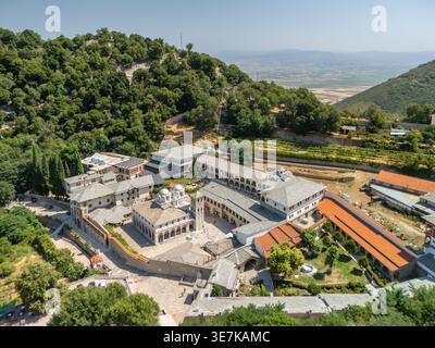 Veduta aerea del Sacro Monastero di Eikosiphoinissa, Monte Pangaion, Grecia Foto Stock