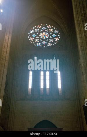A Bordeaux, l'8, 30, 2025 Interiori della Cathédrale-Primatiale Saint-André, cattedrale di Sant'Andrea Foto Stock