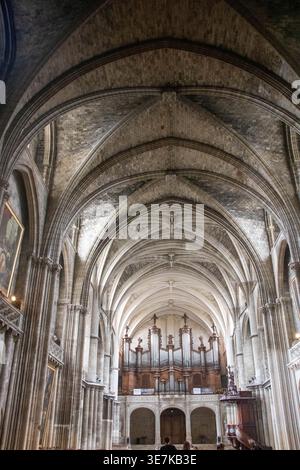 A Bordeaux, l'8, 30, 2025 Interiori della Cathédrale-Primatiale Saint-André, cattedrale di Sant'Andrea Foto Stock
