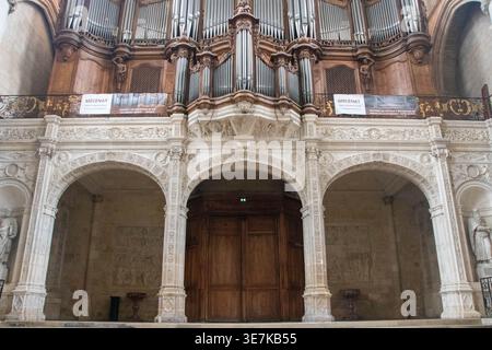 A Bordeaux, l'8, 30, 2025 Interiori della Cathédrale-Primatiale Saint-André, cattedrale di Sant'Andrea Foto Stock