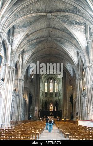 A Bordeaux, l'8, 30, 2025 Interiori della Cathédrale-Primatiale Saint-André, cattedrale di Sant'Andrea Foto Stock